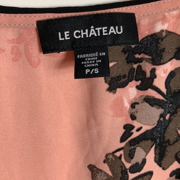 Le Chateau light pink floral sleeveless blouse - Picture 4 of 5